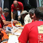 El piloto español Cristóbal Guerrero es trasladado por el servicio de emergencia del Rally Dakar