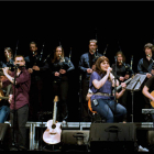 El grupo asturiano Corquiéu, que hoy actúa en la Plaza Mayor, en un concierto anterior con la banda de gaitas Llacín, de Llanes.