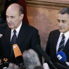 Los abogados de la infanta Cristina, Miquel Roca, y Jesús Silva, atienden a los medios de comunicación a su salida del tribunal de Palma de Mallorca
