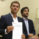 Toni Roldán, a la derecha de Albert Rivera. / DAVID CASTRO