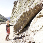 María Rosa García muestra la gran roca que lleva desde enero en  la N-621