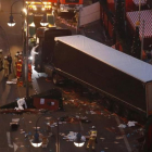 Expertos forenses examinan los destrozos tras la irrupción del camión contra el mercadillo navideño de Berlín, el 20 de diciembre del 2016