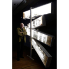 Eduardo Valderrey junto a una de las piezas que puede verse en el museo de Sabero.