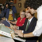 Barreda, haciendo bolillos ayer al inaugurar la Feria Regional de Artesanía en Toledo.