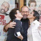 El actor, entre Beatriz Carvajal y Charo Zarzapadiel, en una presentación en el Bergidum.