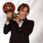 Modric levanta el Balón de Oro que le acredita como mejor futbolista del planeta. YOAN VALAT