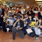 Johnny Depp, sin un duro, desata la locura en el aeropuerto de Tokio.