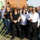 La madre, de blanco, necesitó el apoyo constante de sus familiares