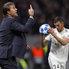 Lopetegui da órdenes a sus jugadores durante el partido ante el CSKA de Moscú. YURI KOCHETKOV