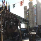 Imagen del taller del hierro con el castillo coyantino al fondo con los estandartes de los Acuña.