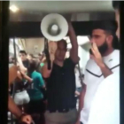 Captura de uno de los vídeos difundidos en las redes sobre el altercado en el metro de València. /