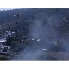 Uno de los helicópteros descarga agua en la zona del fuego. DL