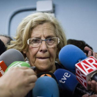 La candidata de Ahora Madrid a la Alcaldía de Madrid, Manuela Carmena, atiende a los medios, en una foto de archivo.