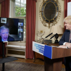 Boris Johnson durante una teleconferencia en su despacho.
