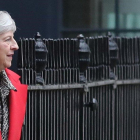 Thersa May sale por la puerta trasera de su residencia oficial del 10 de Downing Street en Londres, el 16 de noviembre del 2018