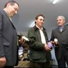 El presidente de la cooperativa, junto al alcalde de Cacabelo y Méndez Laredo, con los nuevos vinos