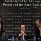 El presidente de FAPAE, Ramón Colom (en el centro), junto a los vicepresidentes de la federación, Carlos Juárez (derecha) y Joxé Portela, en San Sebastián.