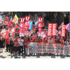 Los sindicatos reunieron a centenares de personas en una nutrida manifestación por las calles de Ponferrada. L. DE LA MATA