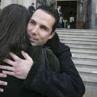 Óscar Alpuente, este miércoles, abraza a una amiga frente a la Audiencia de Barcelona.