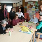 La concejala Pilar Reguera, durante la vista al aula de respiro