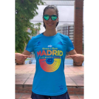 Nuria muestra la camiseta con la que va a correr en Madrid. DL