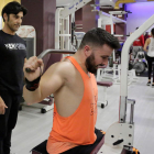 Arturo supervisa a uno de sus alumnos en el Centro Deportivo En Forma. SECUNDINO PÉREZ
