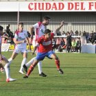 Hedrera trata de controlar el balón ante la presión del jugador local Plaza en un lance del partido disputado en Soria.