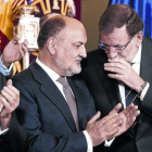 Rajoy habla con el presidente del Constitucional, Francisco Pérez de los Cobos.