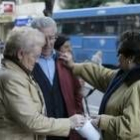 Las voluntarias de la Cruz Roja impusieron ayer cientos de banderitas