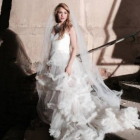 Shakira, posa vestida de novia en el set de grabación de su nuevo trabajo, 'Empire', en Barcelona.