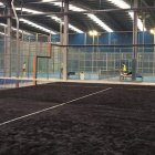 Una de las nuevas pistas con las que cuenta el Tenis5padel Indoor es de césped y arena negra. DL