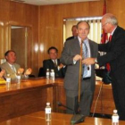 Manuel Otero recibe el bastón de mando de manos del socialista Roberto Camblor.