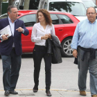 Prada, Franco y Fernández, ayer entrando a la sede del PP.