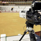 Cámara de televisión ya situada para la retransmisión de una corrida de toros en el coso de Valladolid.