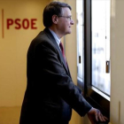 El exministro Jordi Sevilla, en la sede del PSOE en Madrid, durante una entrevista.