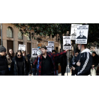 Manifestación en las calles de Pamplona tras la muerte la pasada semana de Carlos Amorín, el portero leonés de una discoteca de Villava que sufrió una agresión. EFE / JESÚS DIGES.