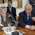 Yaser Arafat, junto a Abu Alá en la rueda de prensa en la que le presentó ayer como candidato