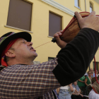 Un hombre bebe de una bota de vino durante l desfile de carros de San Froilán. FERNANDO OTERO PERANDONES