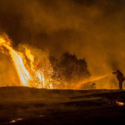 Un bombero combate el incendio 'Rocky', cerca de Clearlake (California), este domingo.