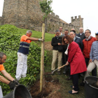 La alcaldesa y la delegación nipona participaron en la plantación de tres cerezos, como símbolo de amistad, frente al Castillo. L. DE LA MATA