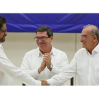 A la izquierda, el líder del equipo negociador de las FARC, Iván Márquez, se da la mano en La Habana con el representante gubernamental, Humberto de la Calle.