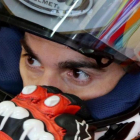 Dani Pedrosa, meditando en el taller del equipo Repsol-Honda de Alemania.