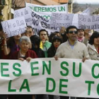 Los manifestantes recorriendo la calle Real y mostrando sus pancartas de protesta.