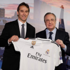 Lopetegui posa junto a Florentino Pérez con la camiseta del Real Madrid, su nuevo destino. MARTÍN