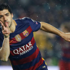 Luis Suárez celebra el gol de volea que le endosó al Arsenal en el partido de vuelta de octavos de final. ANDREU DALMAU