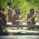 Miembros de la tribu Mashco Piro fotografiados a distancia.
