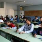 Varios alumnos de educación Secundaria asisten a clase en el instituto Pontepedriña
