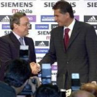 El presidente del Real Madrid, Florentino Pérez, a la izquierda, estrecha la mano de Carlos Queiroz