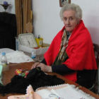 Ángeles Alonso en el taller de costura.