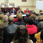 El problema del transporte estuvo muy presente en la reunión con los vecinos de Ferral.
